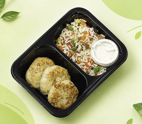 Котлетки рыбные с рисом, овощами и грибным соусом