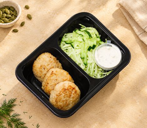 Рыбные котлетки с грибным соусом и салатом из капусты