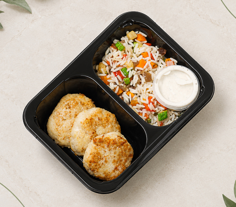 Котлетки рыбные с рисом, овощами и грибным соусом